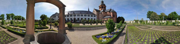 Seligenstadt - Koventgarten der Einhardbasilika
