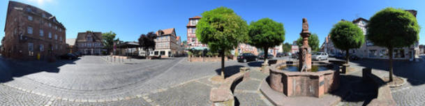 Büdingen - Marktplatz am Brunnen