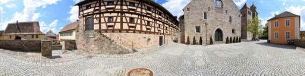 Feuchtwangen - Stadthalle “Kasten” und Kirchenportal