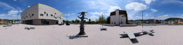 Lohr am Main - Stadthalle mit Schneewittchenfigur 