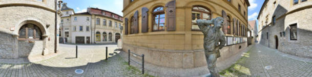 Marktbreit - Skulptur "Der Lauscher" vor dem Rathaus